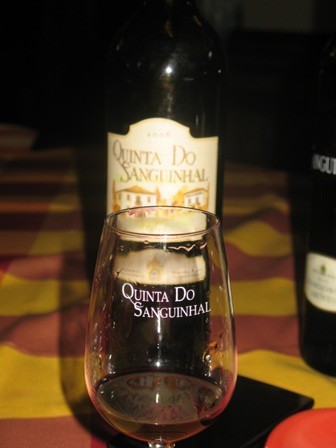 Дегустация вин во время посещения винодельческого хозяйства в Португалии