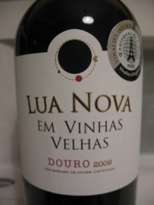 Этикетка португальского вина с обозначением Vinhas Velhas