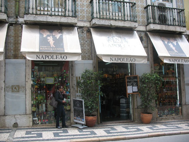 Винный магазин в центре Лиссабона 