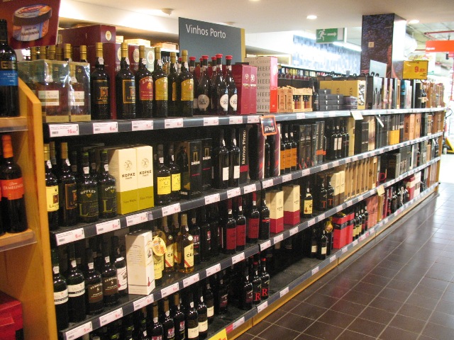Выбор портвейнов в португальском супермаркете