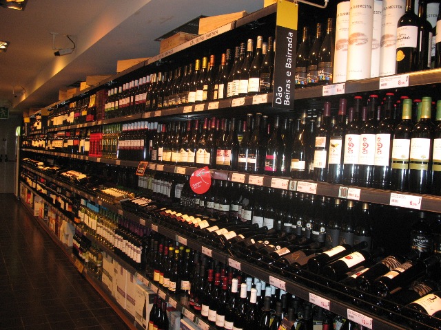 Выбор вина в португальском супермаркете