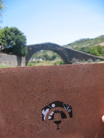 Символ ManzWine - стилизованный бокал и Римский мост Шелейруш
