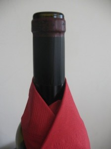Салфетка вокруг горлышка бутылки предохраняет капли вина от стекания