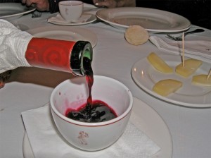 Красное зеленое вино пьется из чаши или пиалы