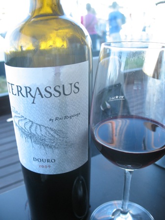 Terrassus и бокал с вином