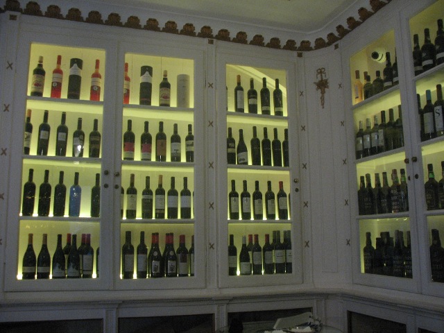 Винный бар в центре Лиссабона - The Old Pharmacy