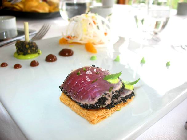 Tataki de atum em mil folhas, compota de cebola roxa e chutney de manga com salada de rabano, coentros e bergamota