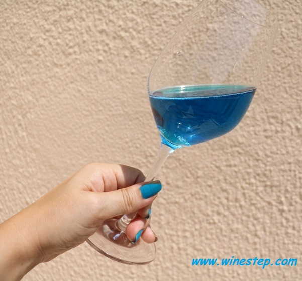 blue wine, blue nails, Casal Mendes, winestep